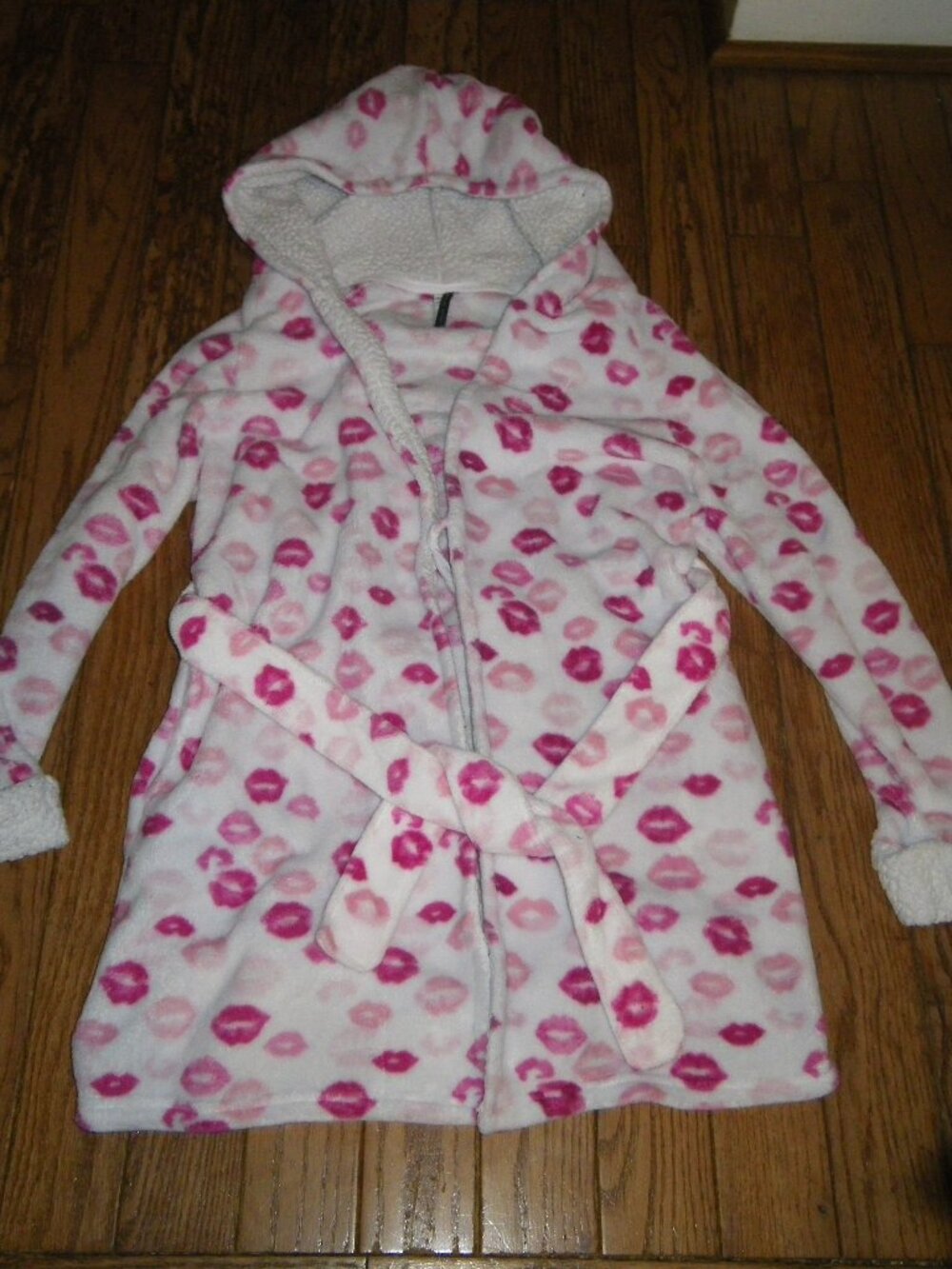 Girl’s Teen’s Bath Robe w/ Hood & Belt Lipstick Kissing Graphics